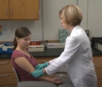 Лечение зависимости от аптечных препаратов в Заводоуковске Врач делает инъекцию пациентке